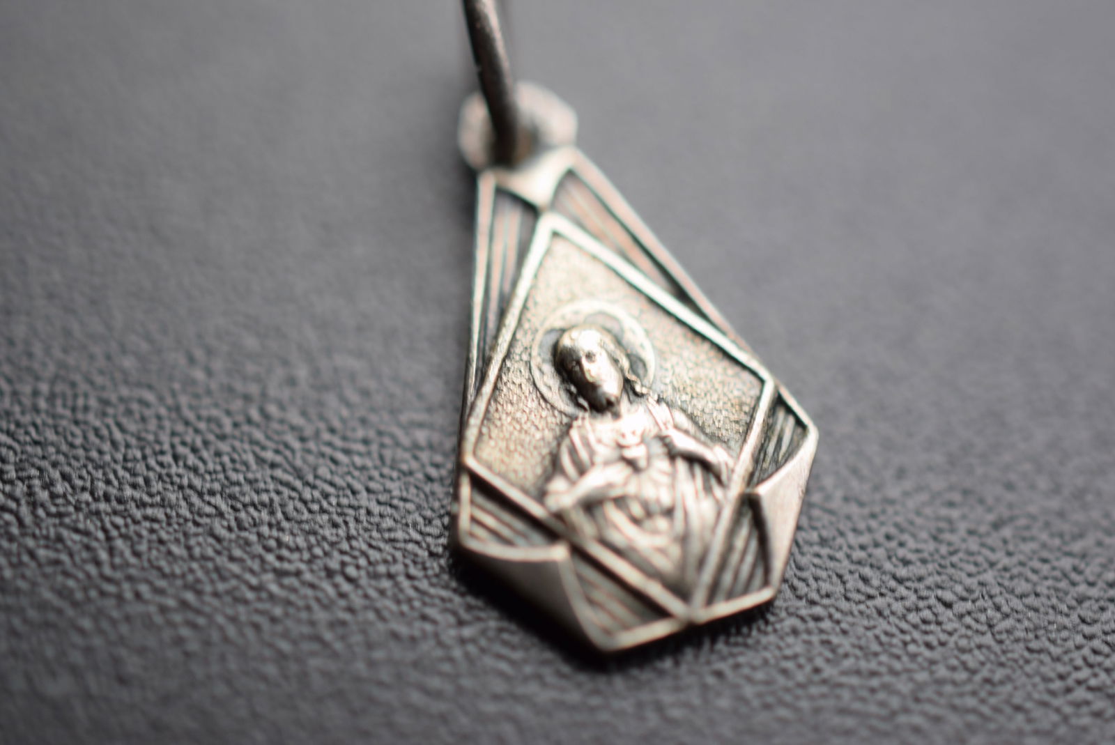 Regins Carmeli Made in France Vintage Medal Lot# DG 1019: Regins Carmeli Made in France Vintage Medal meausres 1/2" x 3/8" plus the bale signed France at the top