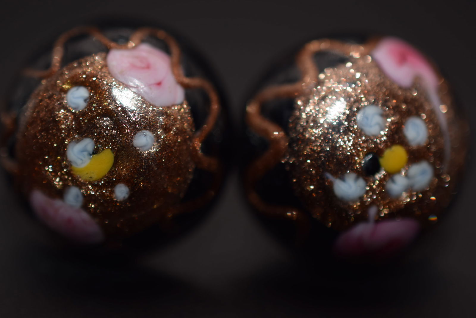 Venetian Murano Glass Black Screwback Vintage Earrings Lot 1044: Venetian Murano Glass Black Screwback Vintage Earrings measures 3/4" in diameter