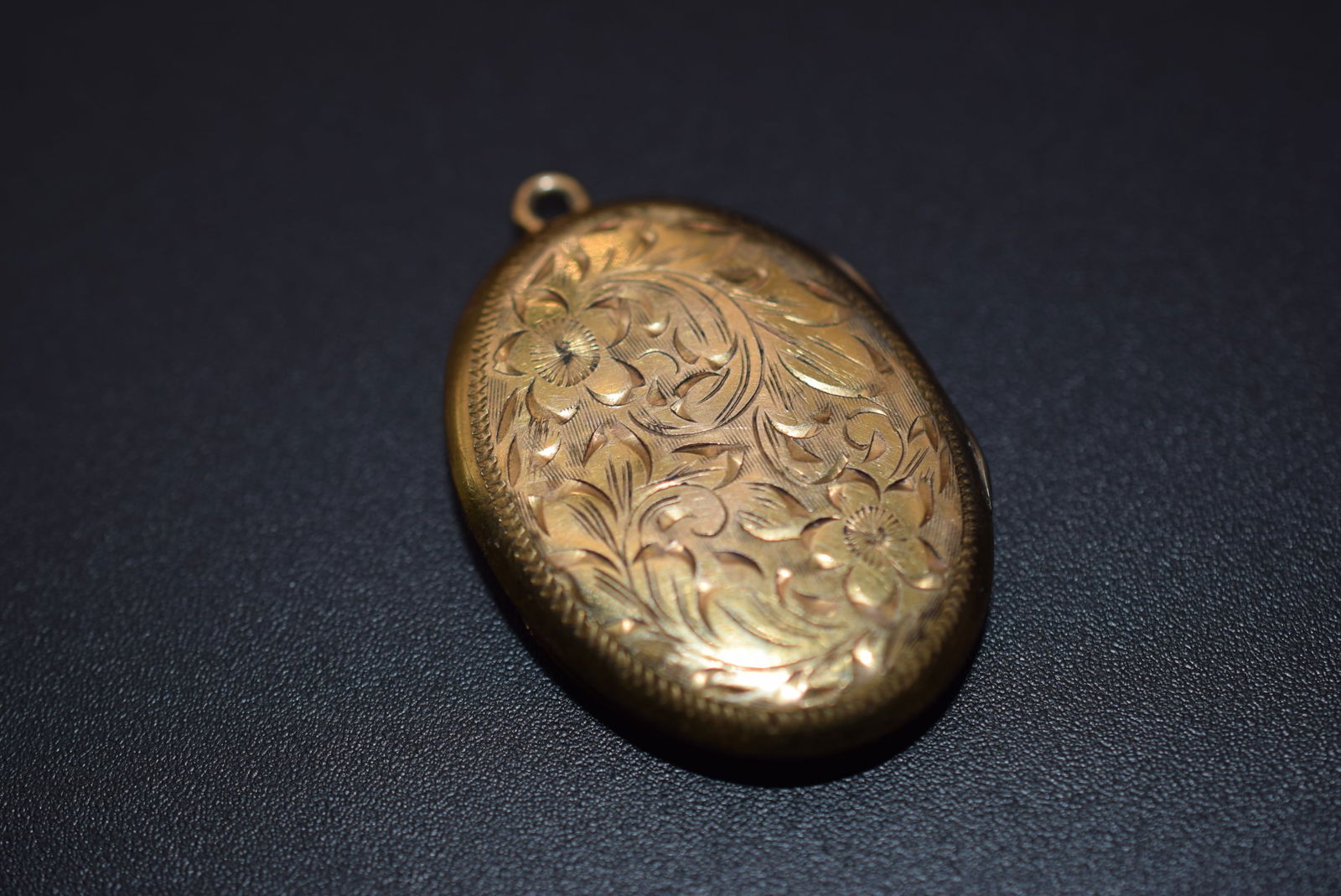 Gold Filled Etched Vintage Locket with inserts Lot 1071 (1 of 4)