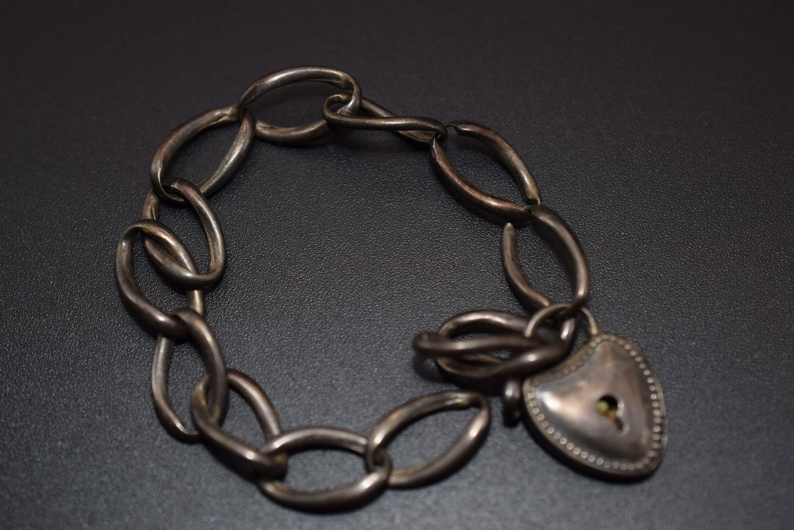 Edwardian Puffy Heart Lock no Key and Chain Bracelet Sterling Silver 925 Lot 1075: Edwardian Puffy Heart Lock no Key and Chain Bracelet Sterling Silver 925 no key so the heart lock doesn?t open weighs 7.46 grams measures 7 1/8" long by 3/8" signed Sterling on the Heart