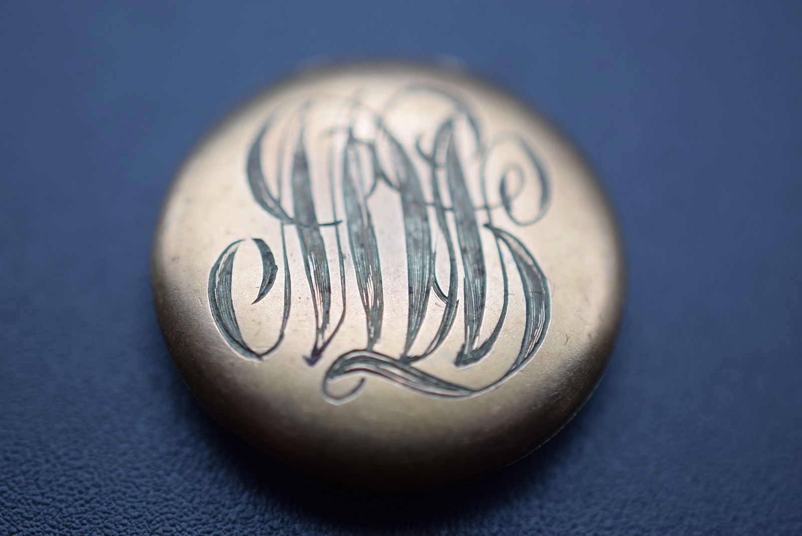 Edwardian Locket Etched Vintage Pendant monogrammed Lot 1078 (1 of 4)