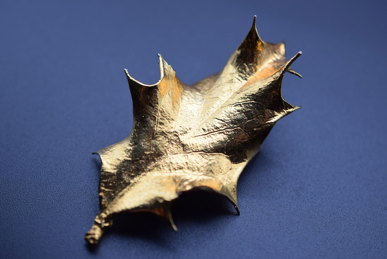 Genuine Leaf Gold Plated Brooch Pin Lot 1084 (1 of 3)