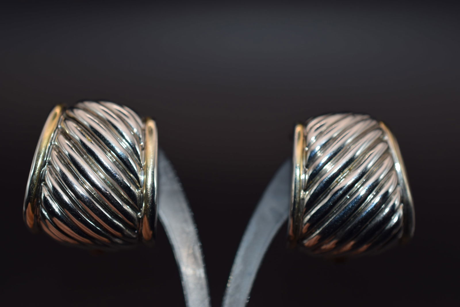 Two Tone Huge Clip Earrings Vintage Lot 1123 (1 of 4)