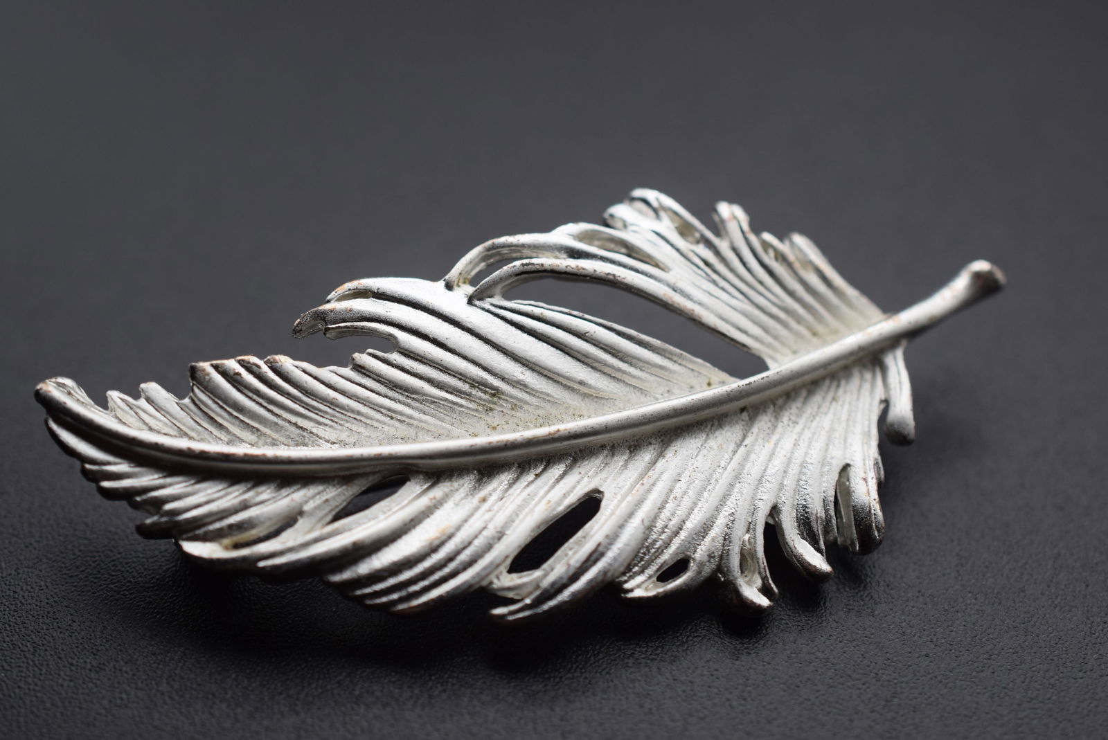 Feather Leaf Brooch Pin Lot# DG 1144 (1 of 2)