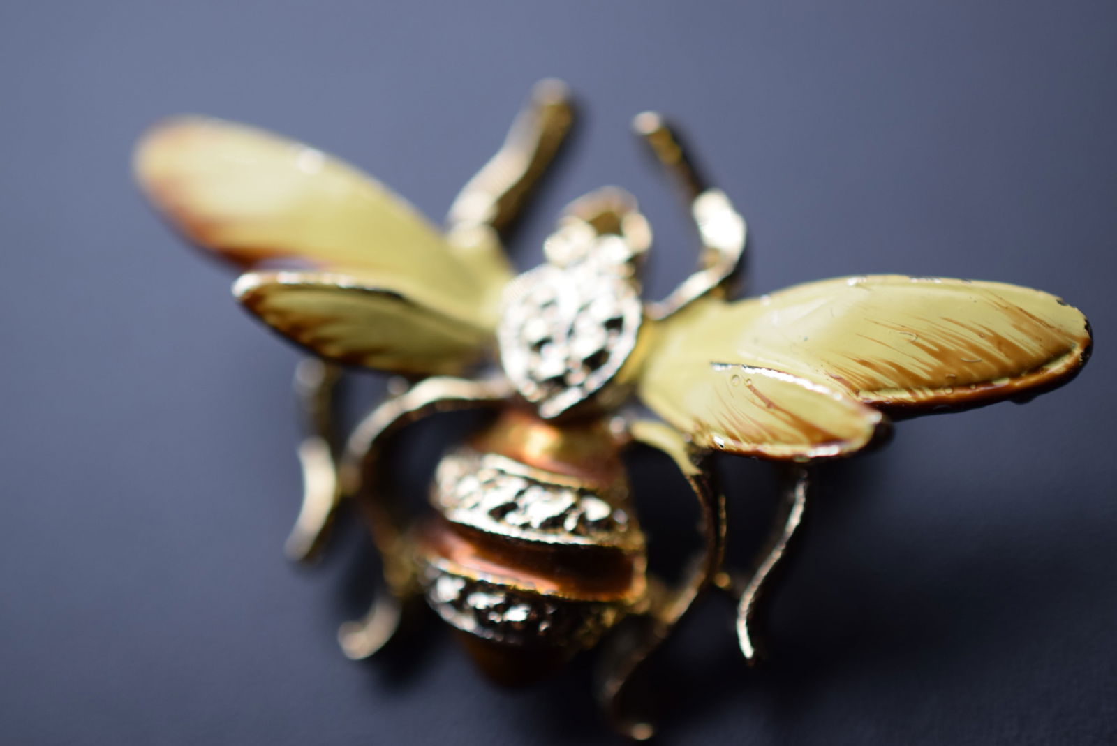 Tiny Scatter Enamel 1940's Bumble Bee Brooch Pin Vintage Lot 1149 (1 of 4)