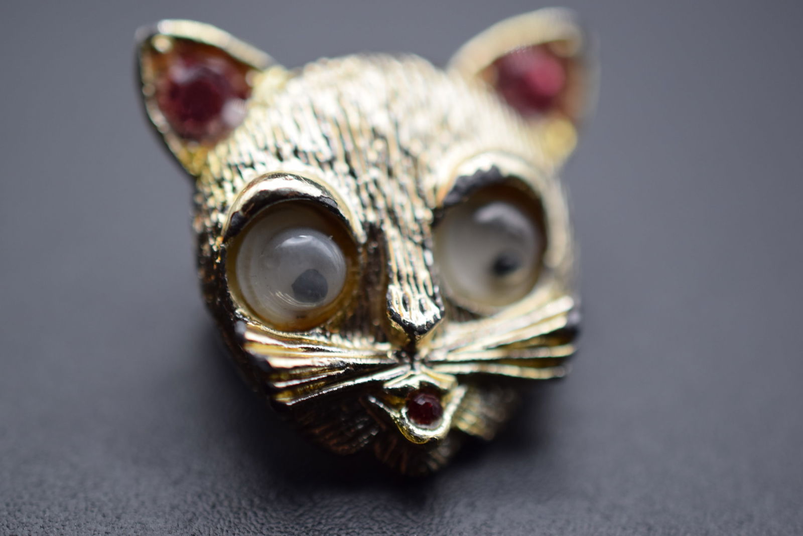 Scatter Cat Google Eyes Brooch Pin 7/8" Vintage 1940's Lot 1153 (1 of 4)
