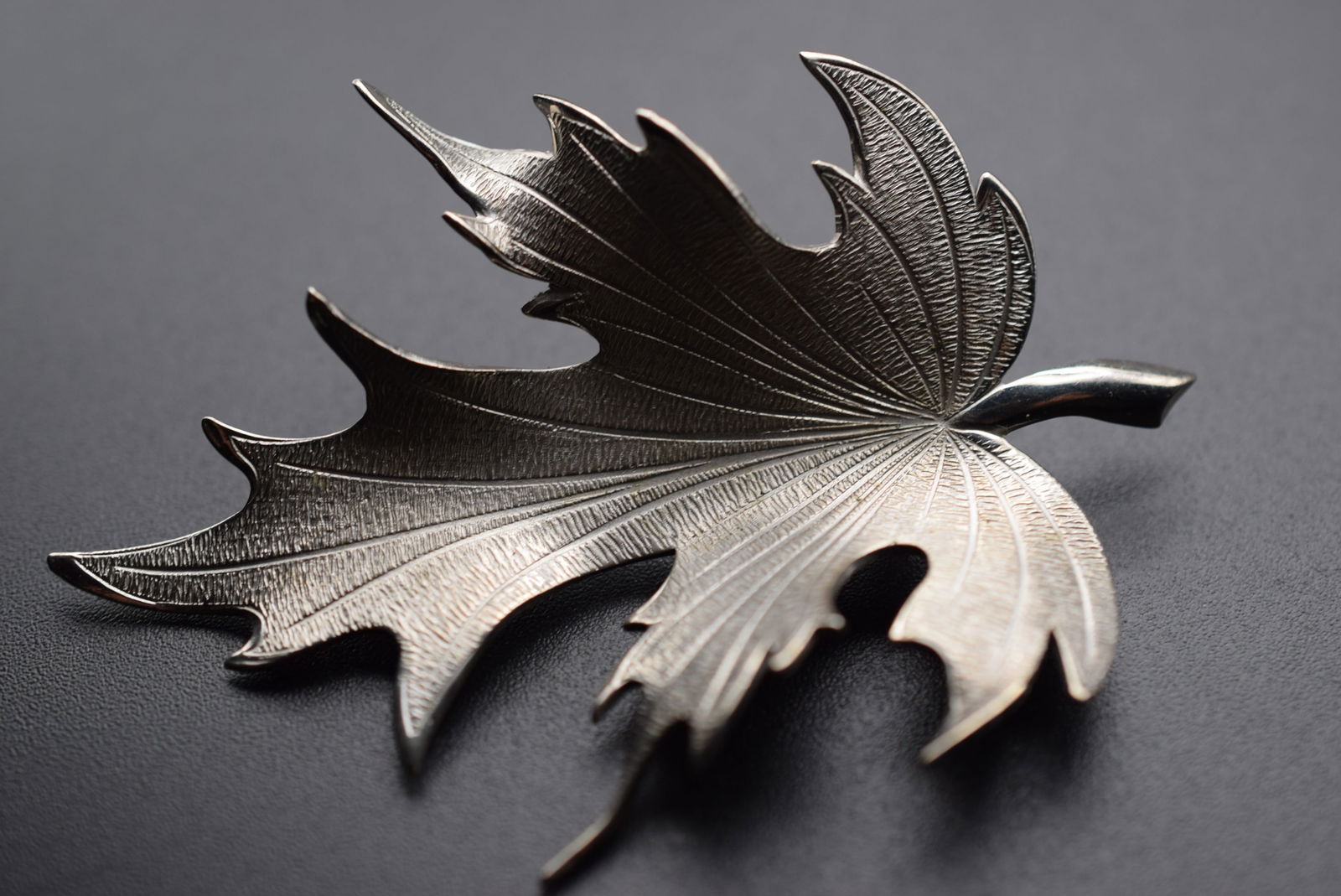 Lisner Huge Leaf Brooch Pin Vintage Lot# DG 1156 (1 of 3)