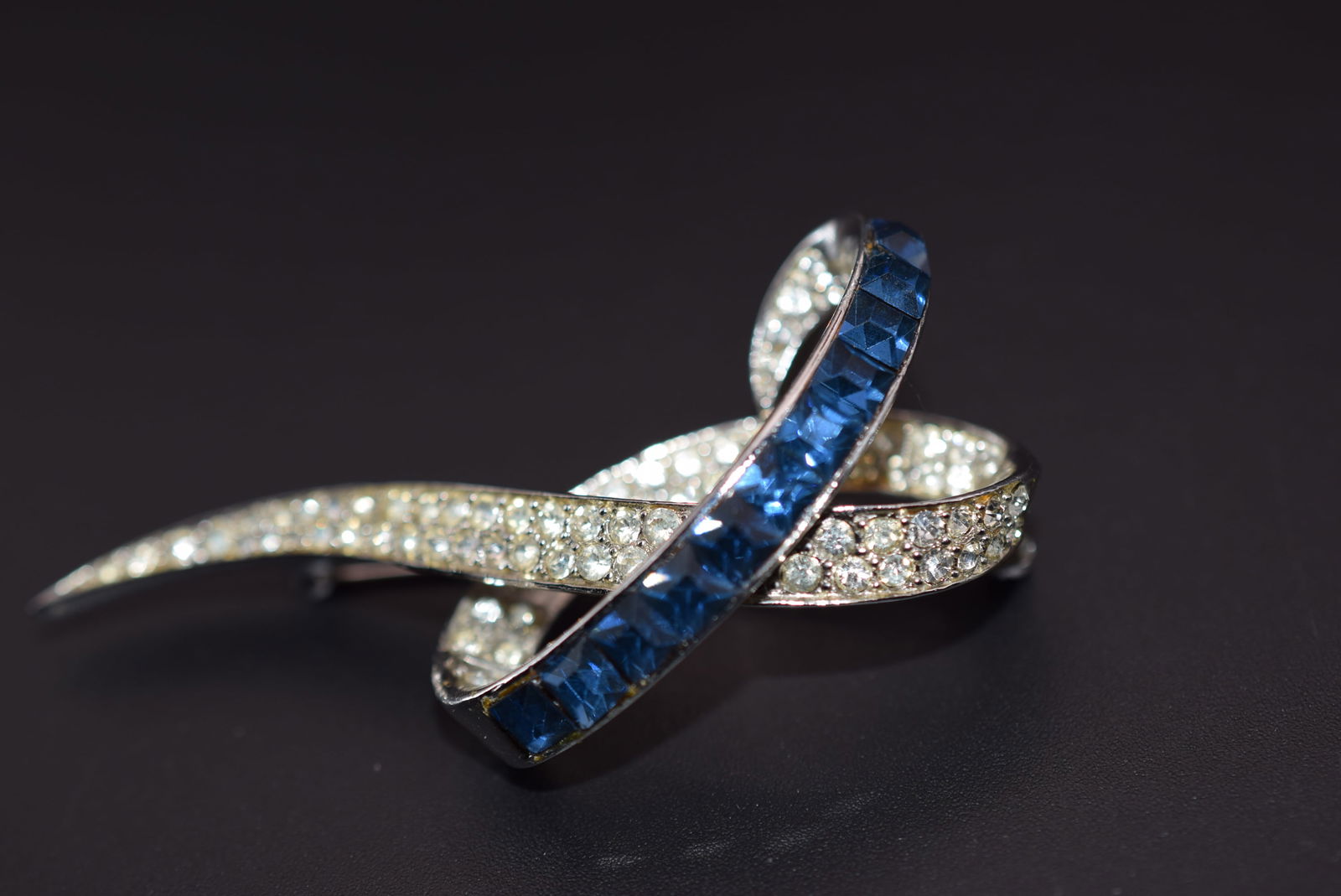 Boucher Saphire Rhinestone 3D Swirl Brooch Pin numbered Vintage Lot 1164 (1 of 7)