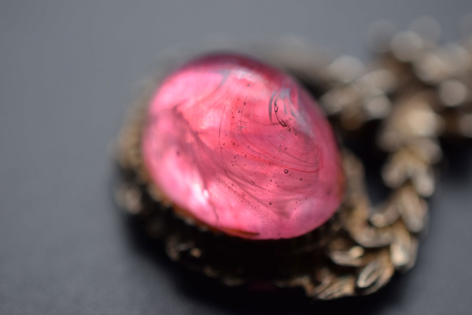 1940's Mottled Pink Glass Pendant Vintage Lot# DG 1175: 1940's Mottled Pink Glass Pendant Vintage measures 1 5/8" x 1 1/4"