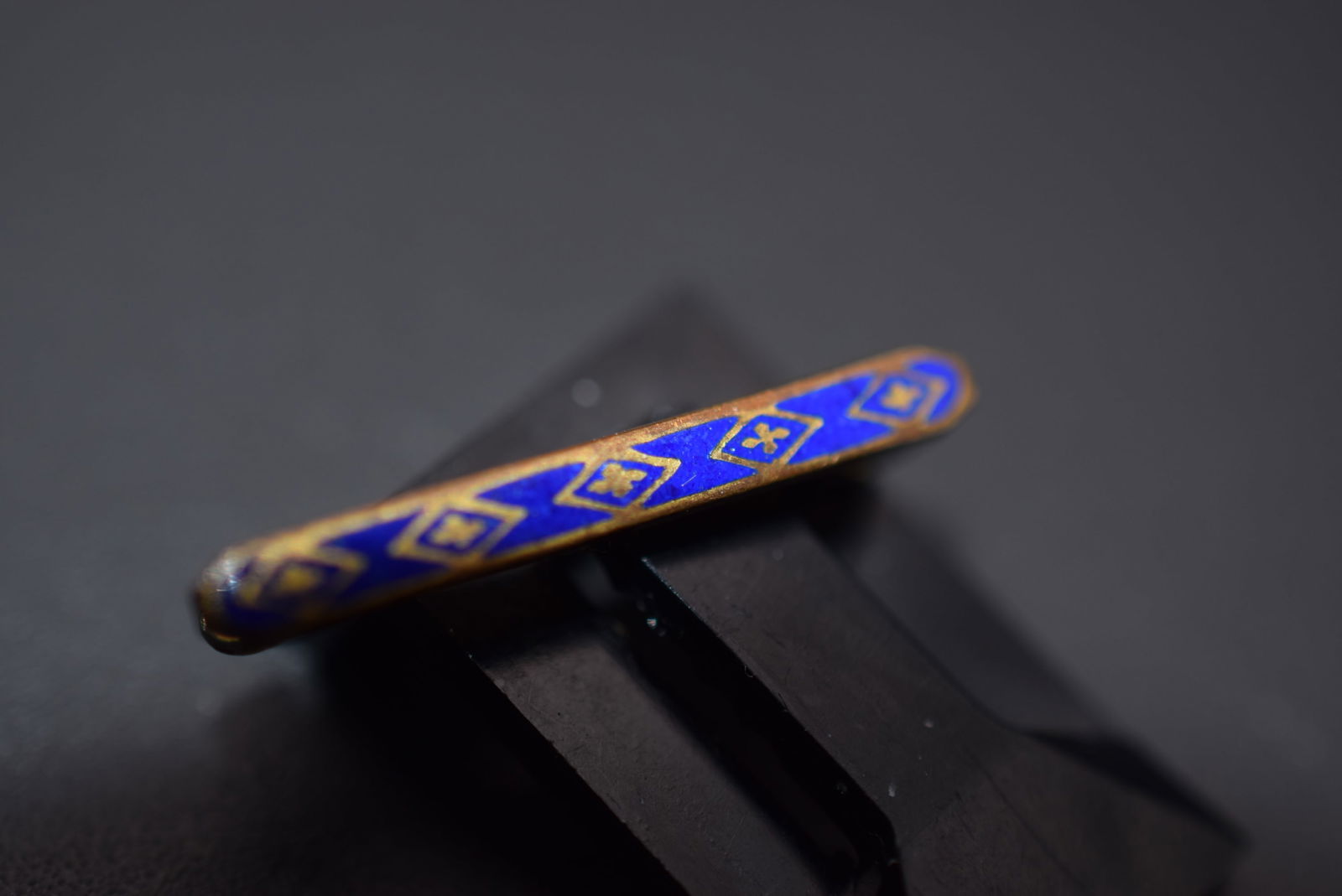 Edwardian Enamel Scatter Tiny Pin Brooch Fleur de Lys Vintage Lot 1195: Edwardian Enamel Scatter Tiny Pin Brooch Vintage measures 7/8" x 1/8"