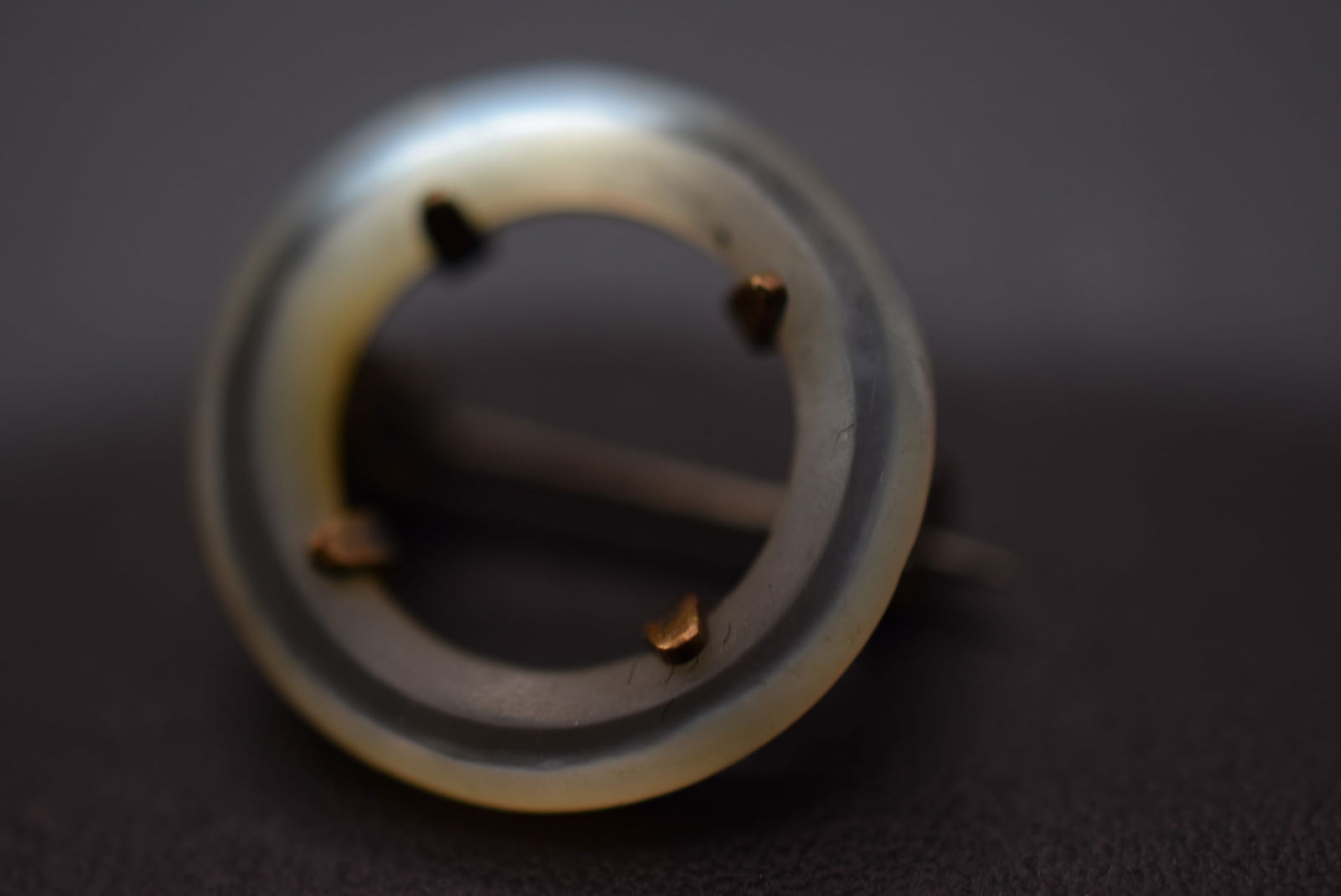 Edwardian MOP Mother of Pearl Scatter Tiny Pin Brooch Vintage Lot 1198: Edwardian MOP Mother of Pearl Scatter Tiny Pin Brooch Vintage 1/2" in diameter