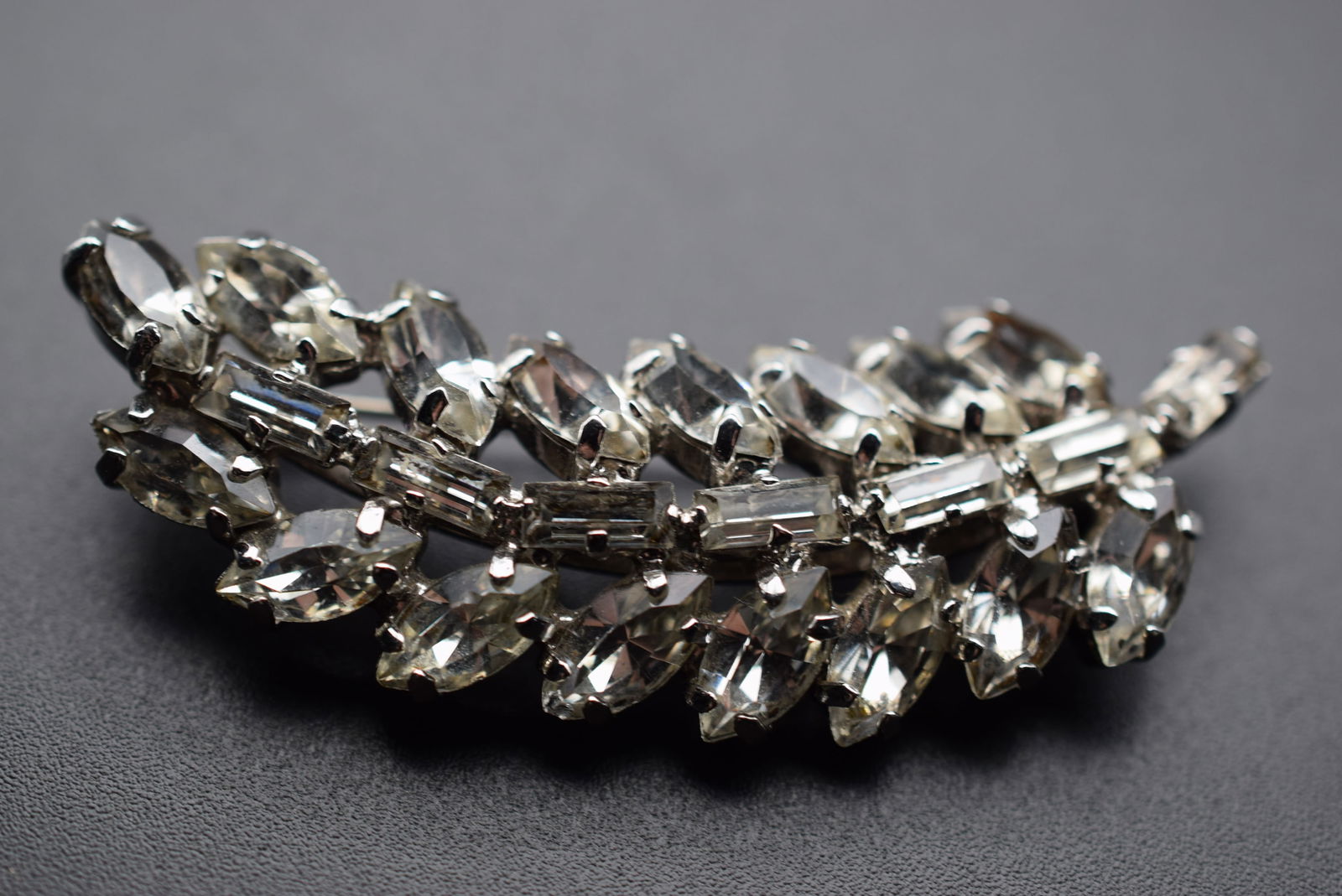 Rhinestone Brooch Pin Vintage Lot# DG 1227 (1 of 2)