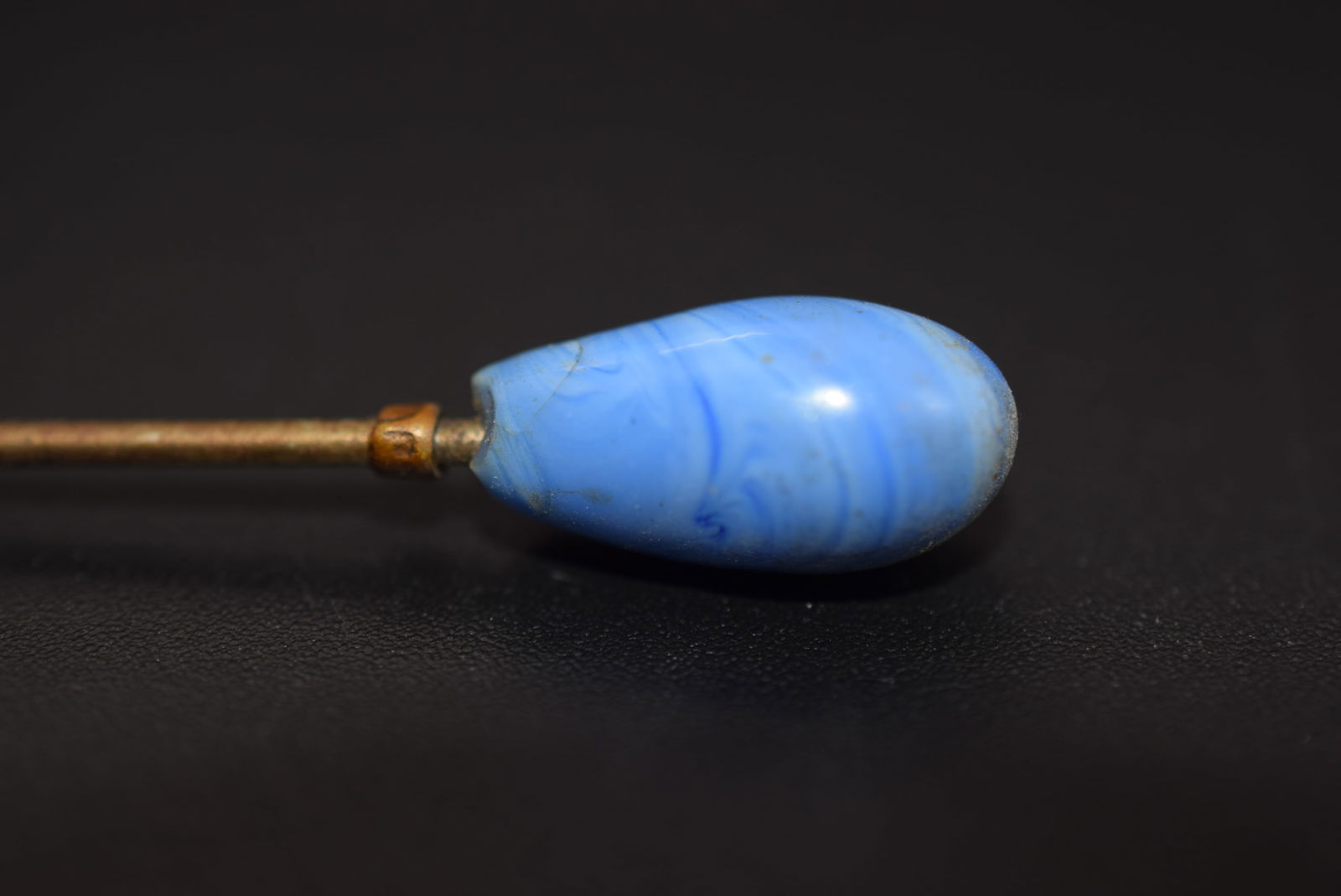 Blue Mottled Glass Hat Pin Edwardian Vintage Hatpin measures 7 3/8" Lot 1241: Blue Mottled Glass Hat Pin Edwardian Vintage Hatpin measures 7 3/8" top measures 3/4" has chip on the bottom of the glass see pics