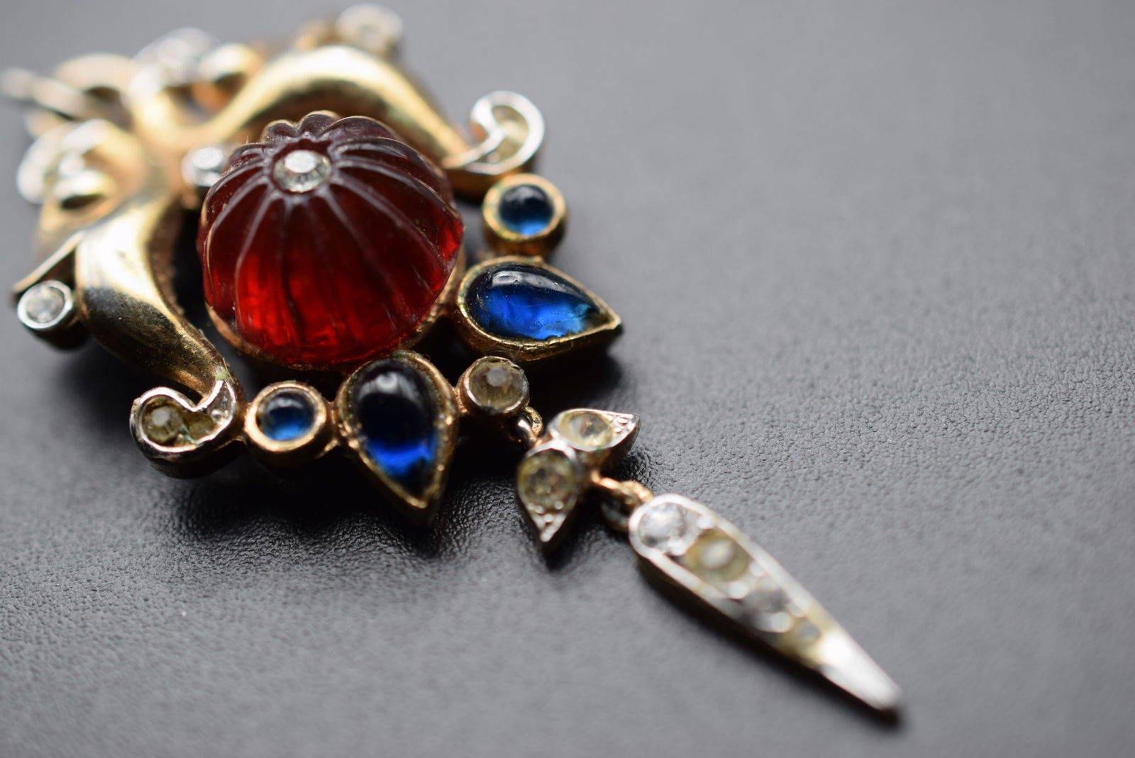 Jewels Of India KTF Trifari Mogul Vintage Signed Pendant Lot# DG 1249: Jewels Of India KTF Trifari Mogul Vintage Signed Pendant measures 2 1/4" x 1" signed Pat Pend Trifari on the back