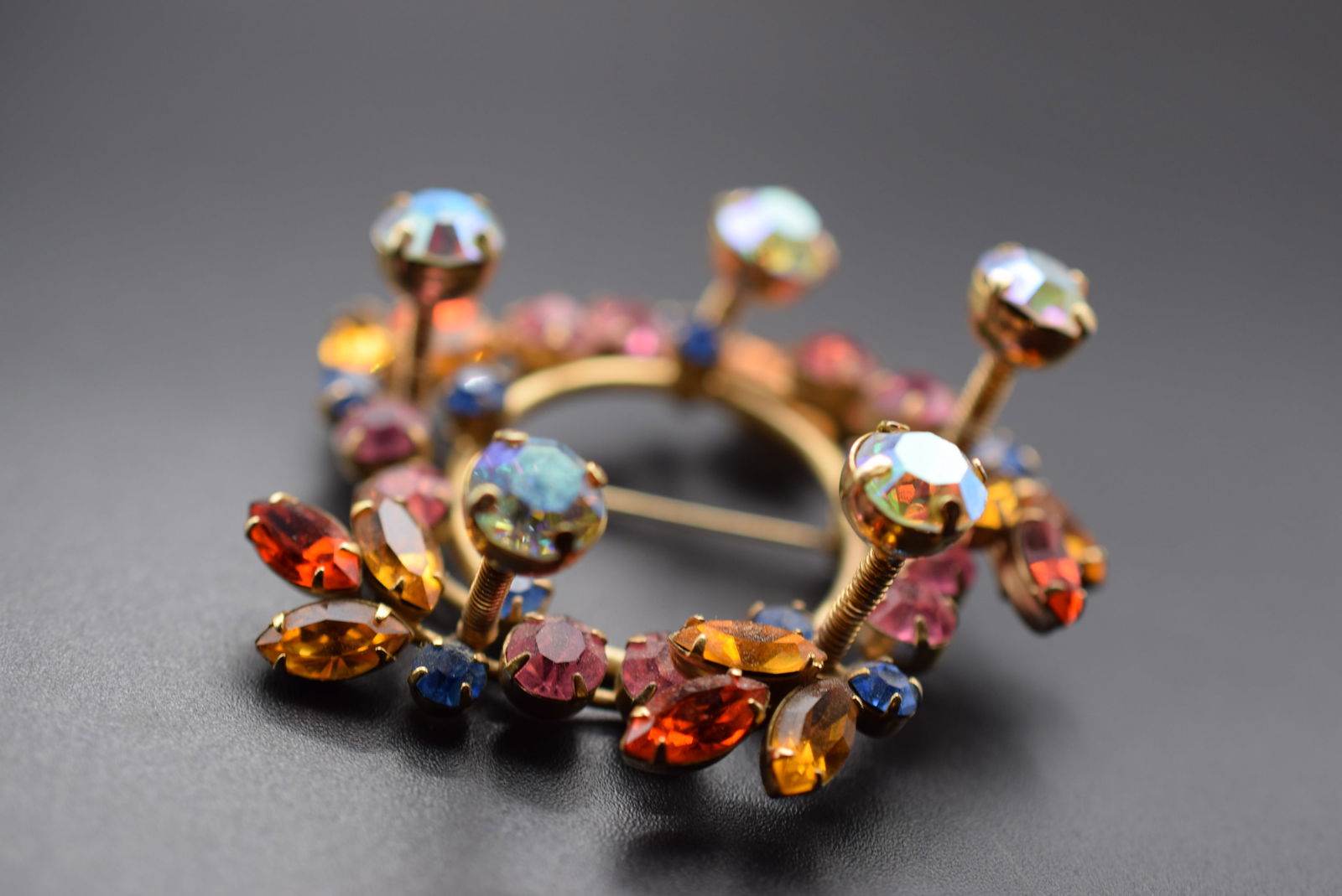 Trembler Rhinestone Vintage Brooch Pin Multi Dimentional 1940's Lot EH 1: Trembler Rhinestone Vintage Brooch Pin Multi Dimentional 1940's measures 2 1/2" in diameter