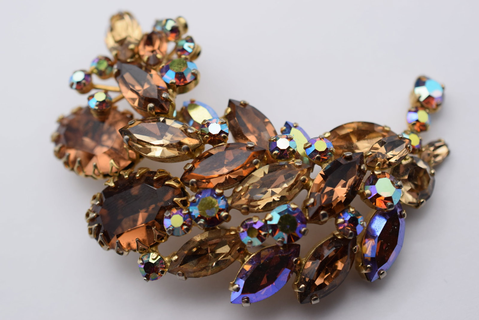 Huge Rhinestone Brooch Pin Vintage 1940's Lot EH 15: Huge Rhinestone Brooch Pin Vintage 1940's measures 3" x 2"