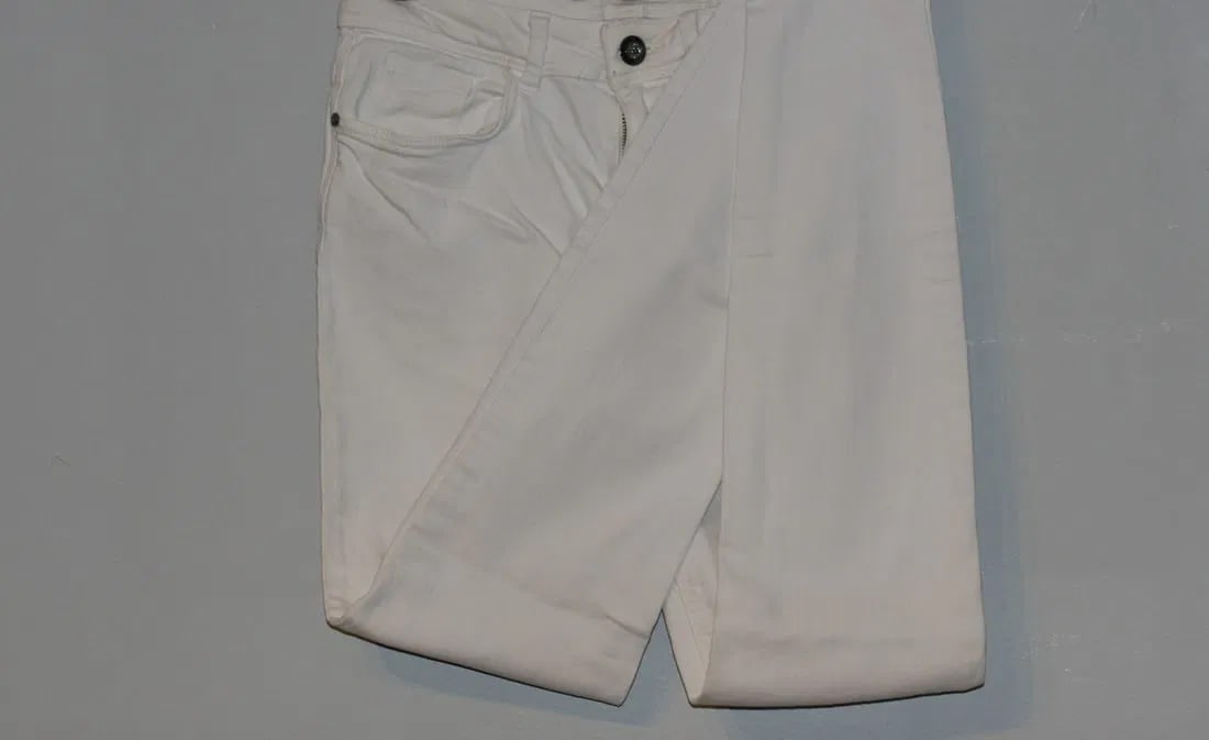 Zara White Stetch Skinny Jeans Super Sexy !!!!! Size 28 .lot#28: Zara White Stretch Skinny Jeans Super Sexy !!!!! Size 28The fabric content tag has been cut out but there is clearly a lot of spandex in these white body hugging white stretch jeans !!