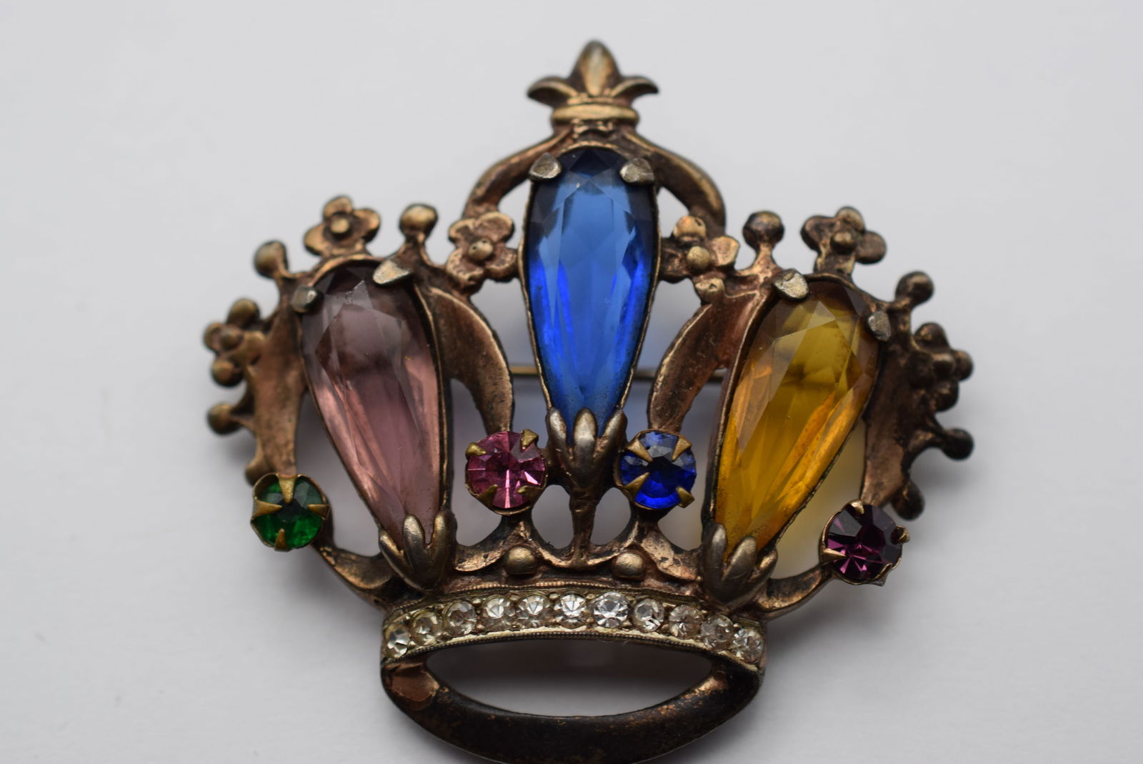 Crown Sterling Silver 925 Crown Rhinestone 1940's Brooch Pin Signed Vintage Lot EH 38: Crown Sterling Silver 925 Crown Rhinestone 1940's Brooch Pin Signed Vintage measures 2 1/8" x 2" signed Sterling on the Back at the top weighs 19.80 grams