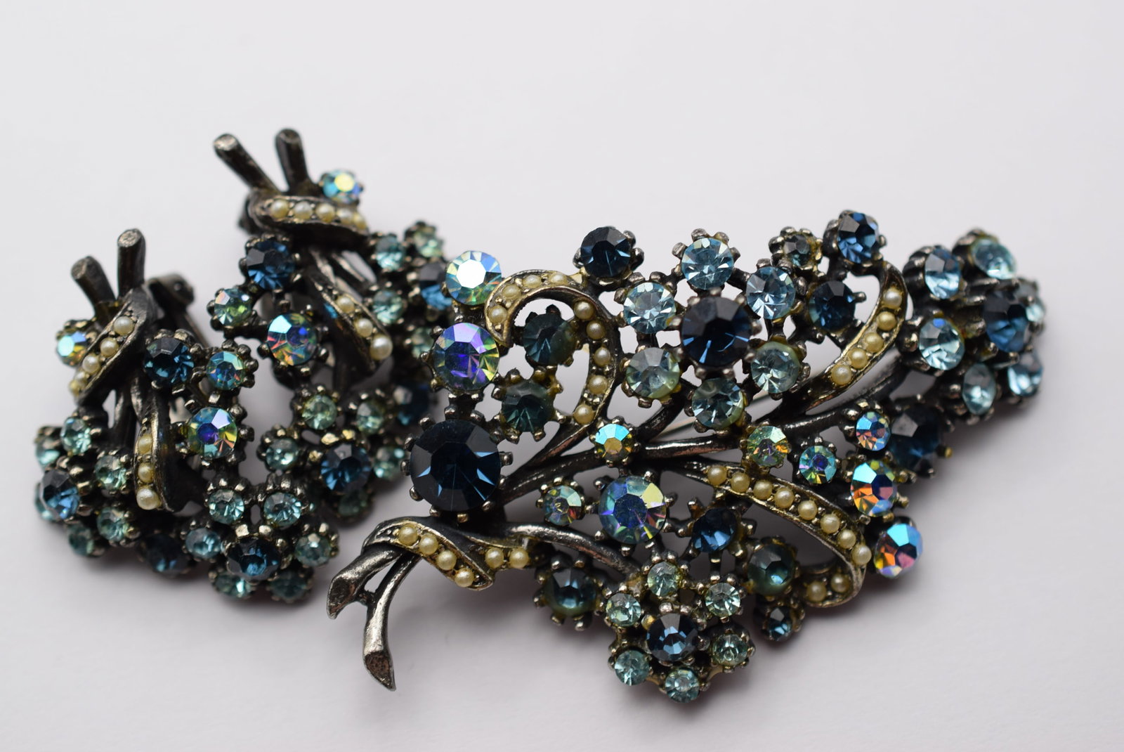 Art Signed Rhinestone 1940's Brooch Clip Earrings Vintage Lot EH 40: Art Signed Rhinestone 1940's Brooch Clip Earrings Vintage brooch measures 2 3/4" x 1 5/8" and the matching Clip Earrings measure 1 1/2" x 1" all three pieces Signed Art