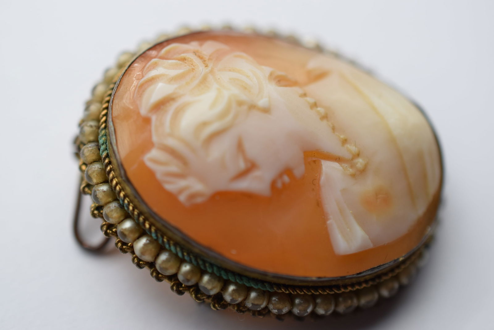 Shell Cameo Brooch Pin Pendant Vintage Lot EH 42: Shell Cameo Brooch Pin Pendant Vintage measures 1 1/2" x 1 1/4"