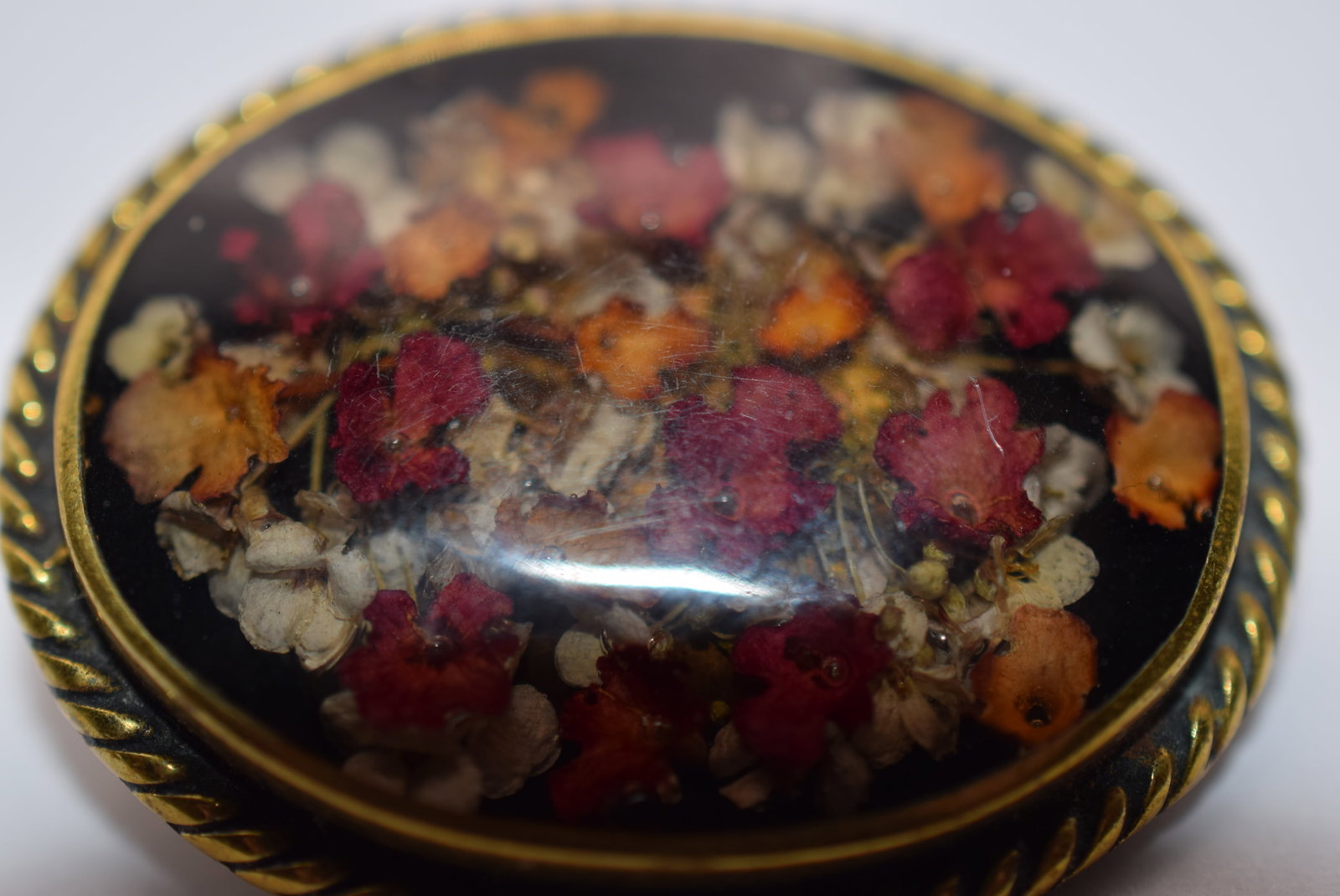 Kedem Israel Handmade Brooch Pin Vintage Inlaid Flowers Magnificent Beauty Lot EH 57: Kedem Israel Handmade Brooch Pin Vintage Inlaid Flowers Magnificent Beauty measures 1 5/8" x 1 1/4" signed Israel Kedem has a nice brass braided edge frame and a glass covering the beautiful handmade 