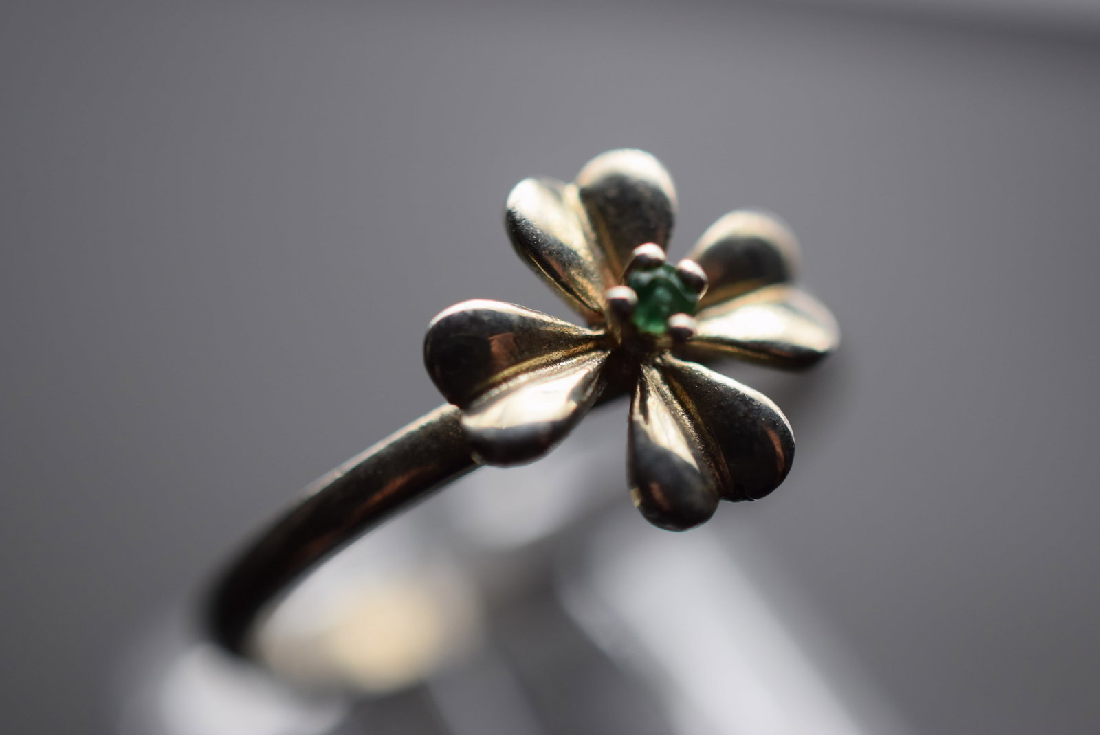 Emerald Silky Smooth Sterling Flower Ring Silver 925 lovely Size 9.75 Lot EH 59: Emerald Sterling Flower Ring Size 9.75 Silver 925 lovely top measures 1/2" across the top weighs 2.48 grams