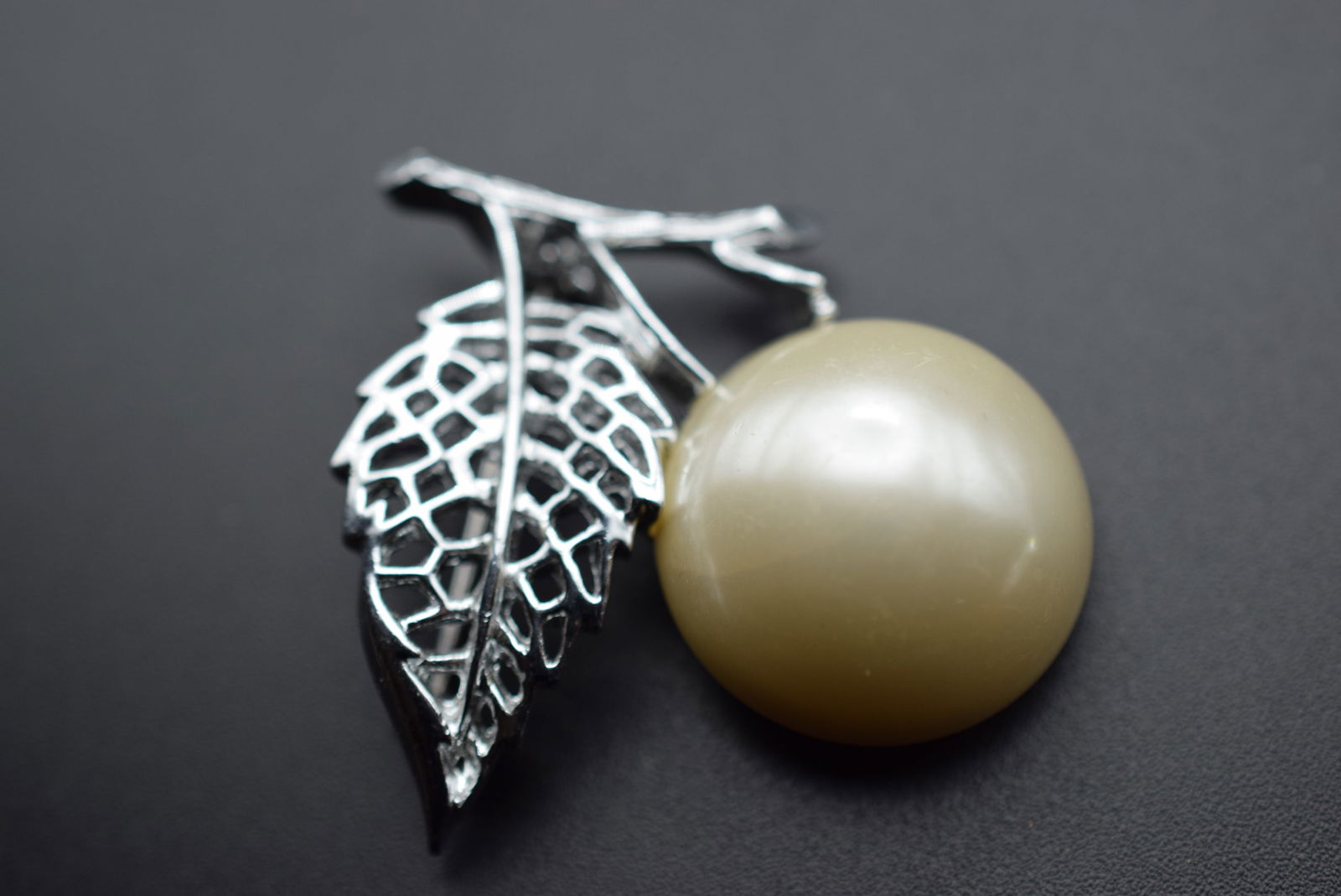 Sarah Coventry Brooch Pin Signed Vintage Lot # BE 84: Sarah Coventry Brooch Pin Signed Vintage measures 1 3/4" x 1 5/8"