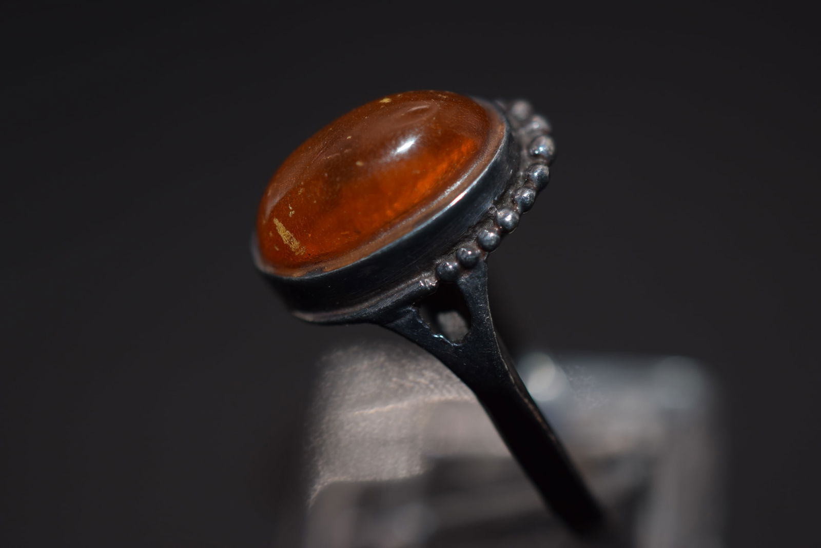 Amber 925 Sterling Vintatage Ring Size 5.75 Lot EH 86: Amber 925 Sterling Vintage Ring Size 5.75 top measures 5/8" signed 925 inside weighs 3 grams