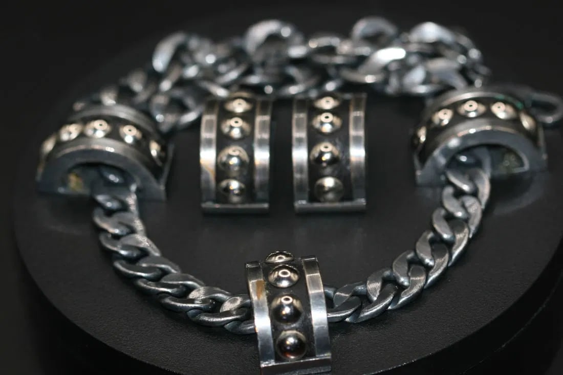 Wilma Spagli Italy Moderist Biker Necklace Earrings Curb Chain Vintage .lot#114: Wilma Spagli Italy Moderist Biker Curb Chain Necklace Earrings Vintage necklace measures 18" long by 1 1/4" wide and the matching earrings measure 1 1/2" x 5/8" all pieces are signed