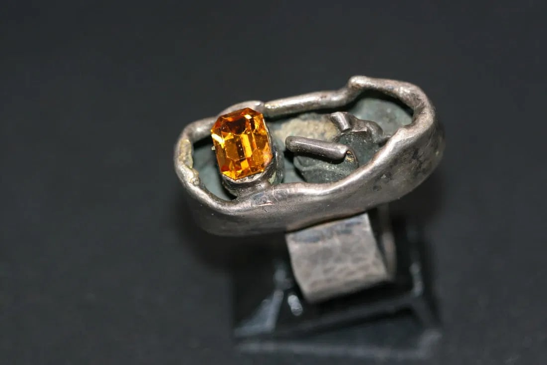 Brutalist Modernist Handmade Ring Hammered Silver amber rhinestone Size 6.5 .lot#117: Brutalist Modernist Handmade Ring Hammered Silver amber color rhinestone Size 6.5 top measures 1 1/4" x 5/8"