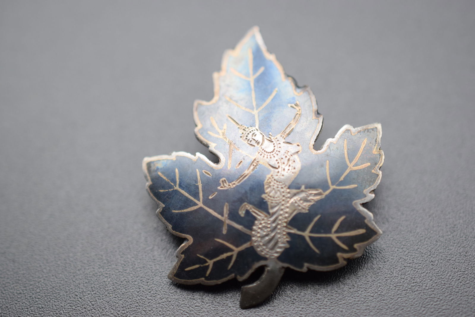 Siam Sterling Brooch Pin Vintage Silver 925 Lot #BE 118: Siam Sterling Brooch Pin Vintage Silver 925 measures 1 1/2" x 1 1/4"weighs 4.26 grams