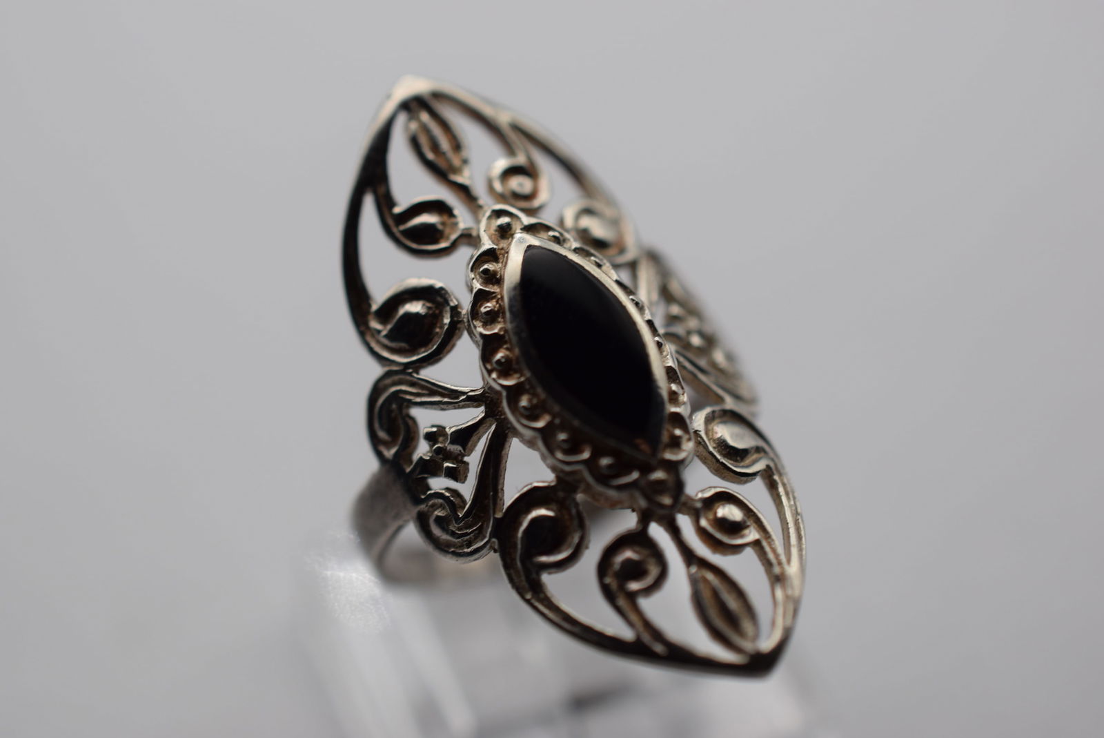 Huge Sterling Onyx Silver 925 Finger Ring Size 8 Lot EH 123: Huge Sterling Onyx Silver 925 Finger Ring Size 8 top measures 1 1/4" long ! Signed inside 925 weighs 4.61 grams
