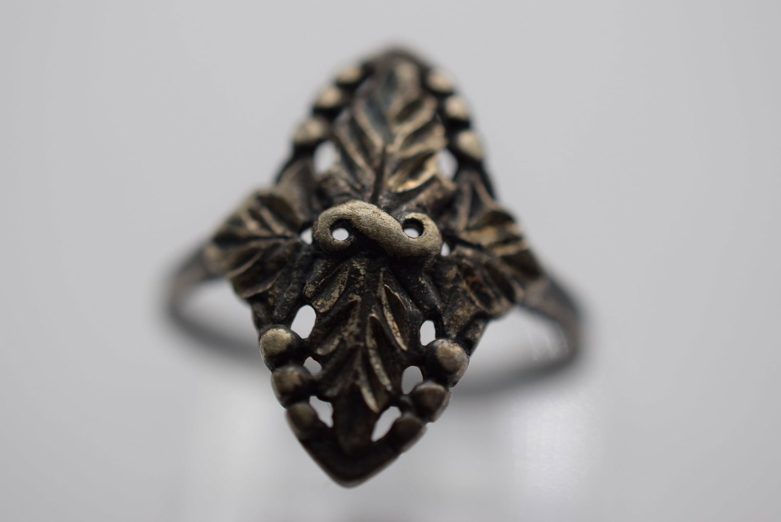 Raised Dots Sterling Silver 925 Repouse Ring Size 7.75 Lot EH 135: Raised Dots Sterling Silver 925 Repouse Ring Size 7.75 top measures 7/8" long weighs 2.82 grams signed 925 inside