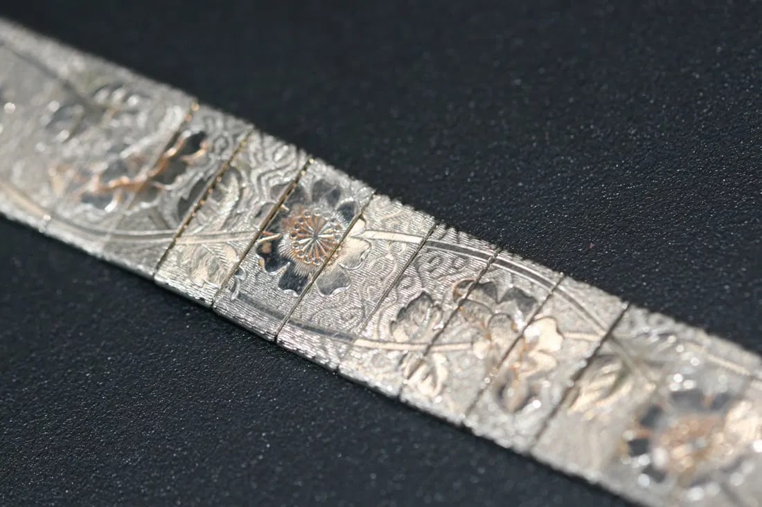 Mesh Embossed Vintage bracelet .lot#136: Mesh Embossed Vintage bracelet measures 7 1/4" x 3/4"