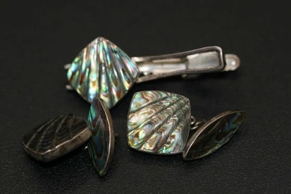 Abalone Fluted Vintage cufflinks and tie clip signed .lot#146: Abalone Fluted Vintage cufflinks and tie clip signed tie clip measures 1 7/8" x 3/4" and the matching cufflinks measure5/8" x 5/8"