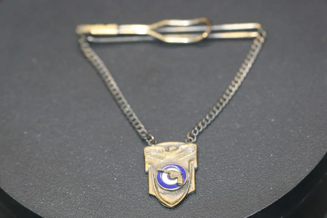 Colt Revolver Gun Tie Clip Vintage Enamel .lot#165: Colt Revolver Gun Tie Clip Vintage Enamel measures 2 1/2" wide x 3 1/4"