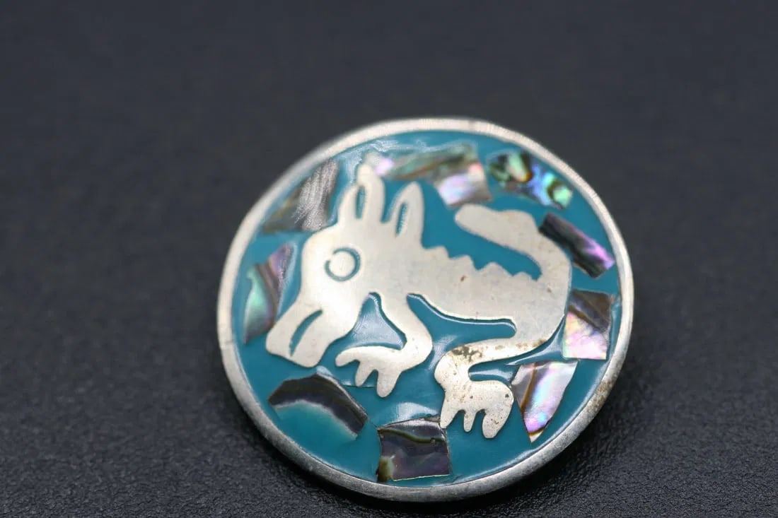 Mexico Abalone Alpaca Brooch Pin Pendant .lot#182: Mexico Abalone Alpaca Brooch Pin Pendant measures 1 3/8" in diameter