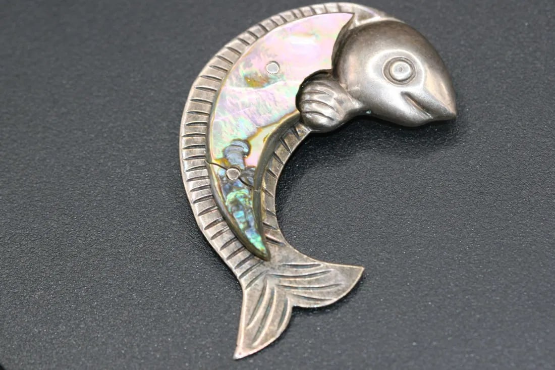 Ana Mexico Sterling Silver 925 Fish Abalone Vintage Brooch Pin .lot#185: Ana Mexico Sterling Silver 925 Fish Abalone Vintage Brooch Pin measures 2 3/4" x 1 5/8" nice heavy thick silver work