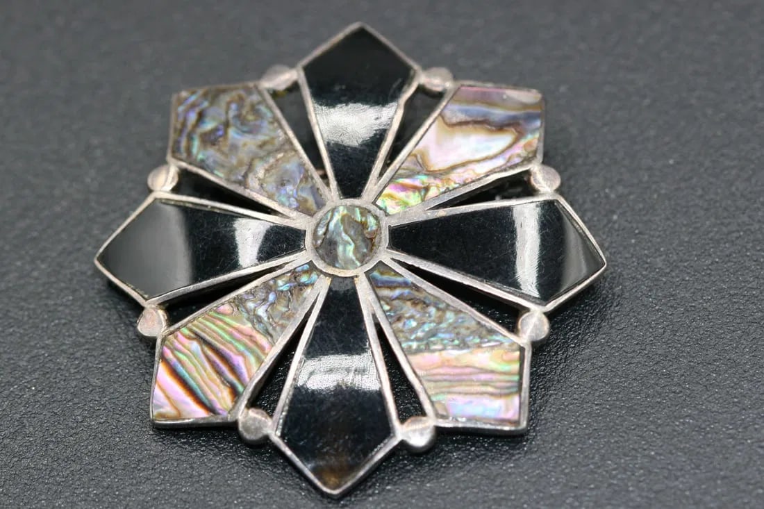 A Garcia Mexico Sterling Silver 925 Abalone Onyx Brooch Pin Vintage .lot#199: A Garcia Mexico Sterling Silver 925 Abalone Onyx Signed Brooch Pin Vintage measures 1 3/4" in diameter