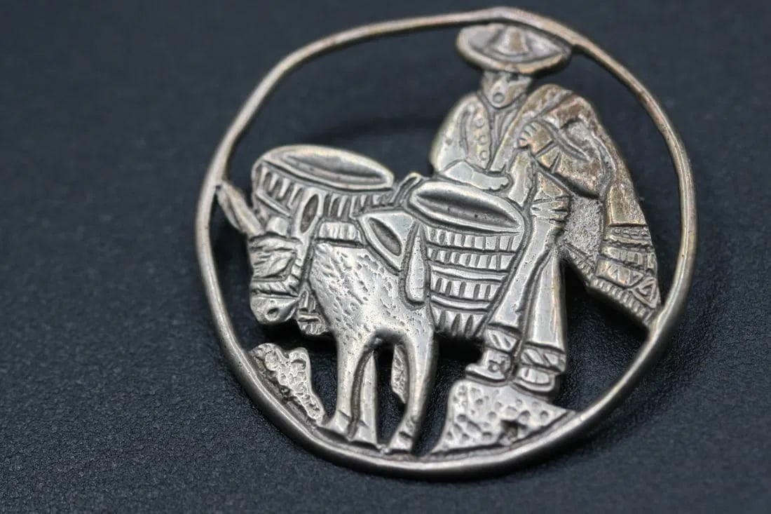 Plata Sterling Mexico figural Burro story Brooch Pin Vintage .lot#200: Plata Sterling Mexico figural Burro Brooch Pin Vintage measures 1 7/8" in diameter 15 grams.