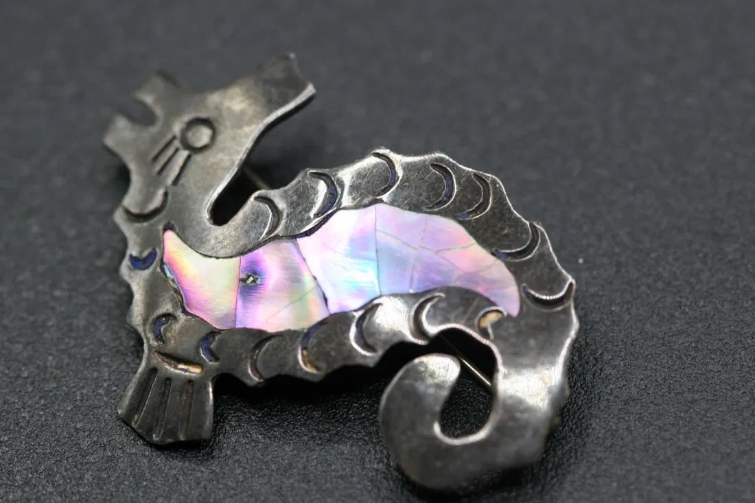 Seahorse Abalone JNC Mexico Sterling Taxco 925 figural Brooch Pin Vintage .lot#212: Seahorse Abalone JNC Mexico Sterling Taxco 925 figural Brooch Pin Vintage measures 1 3/4" x 1 1/4"