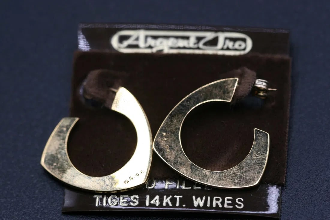 AO Argent Oro Gold Filled 14Kt Wires Pierced Earrings .lot#217: AO Argent Oro Gold Filled 14Kt Wires Pierced Earrings measures 1" x 1" signed AO GF on each earring does not come with the display card