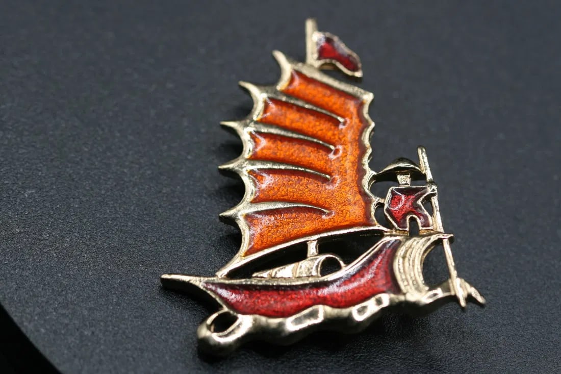 Sarah Coventry Enamel Figural Boat Ship Brooch Pin Vintage Signed .lot#220: Sarah Coventry Enamel Figural Boat Ship Brooch Pin Vintage Signedmeasures 2 1/4" x 2" signed on the back Sarah Coventry Made in Canada