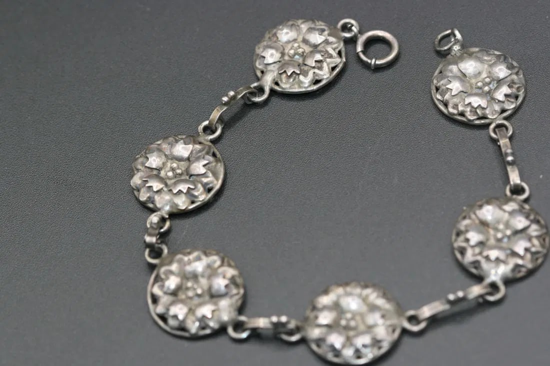 Repousse Sterling Flower Link Bracelet Vintage .lot#225: Repousse Sterling Flower Link Bracelet Vintage measures 8" long x 3/4" signed on the back sterling