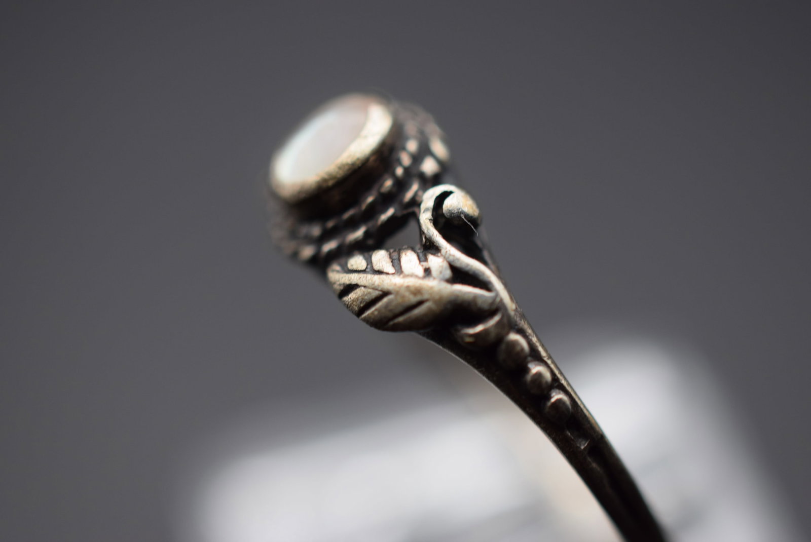 Mother of Pearl Ring Size 6.75 Sterling Silver 925 Lot EH 229: Mother of Pearl Ring Size 6.75 Sterling Silver 925 top measures 1/4" signed inside 925 weighs 1.66 grams