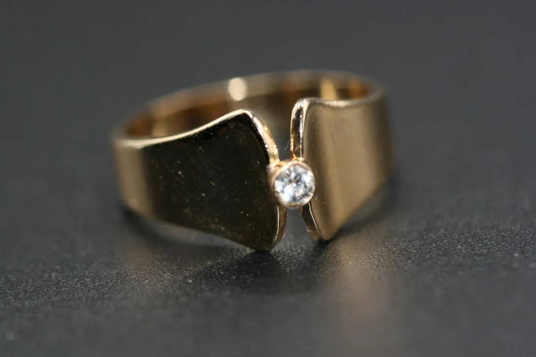 Modernist Fashion Ring gold plated Rhinestone crystal size 6.75 .lot#234: Modernist Fashion Ring gold plated Rhinestone crystal size 6.75