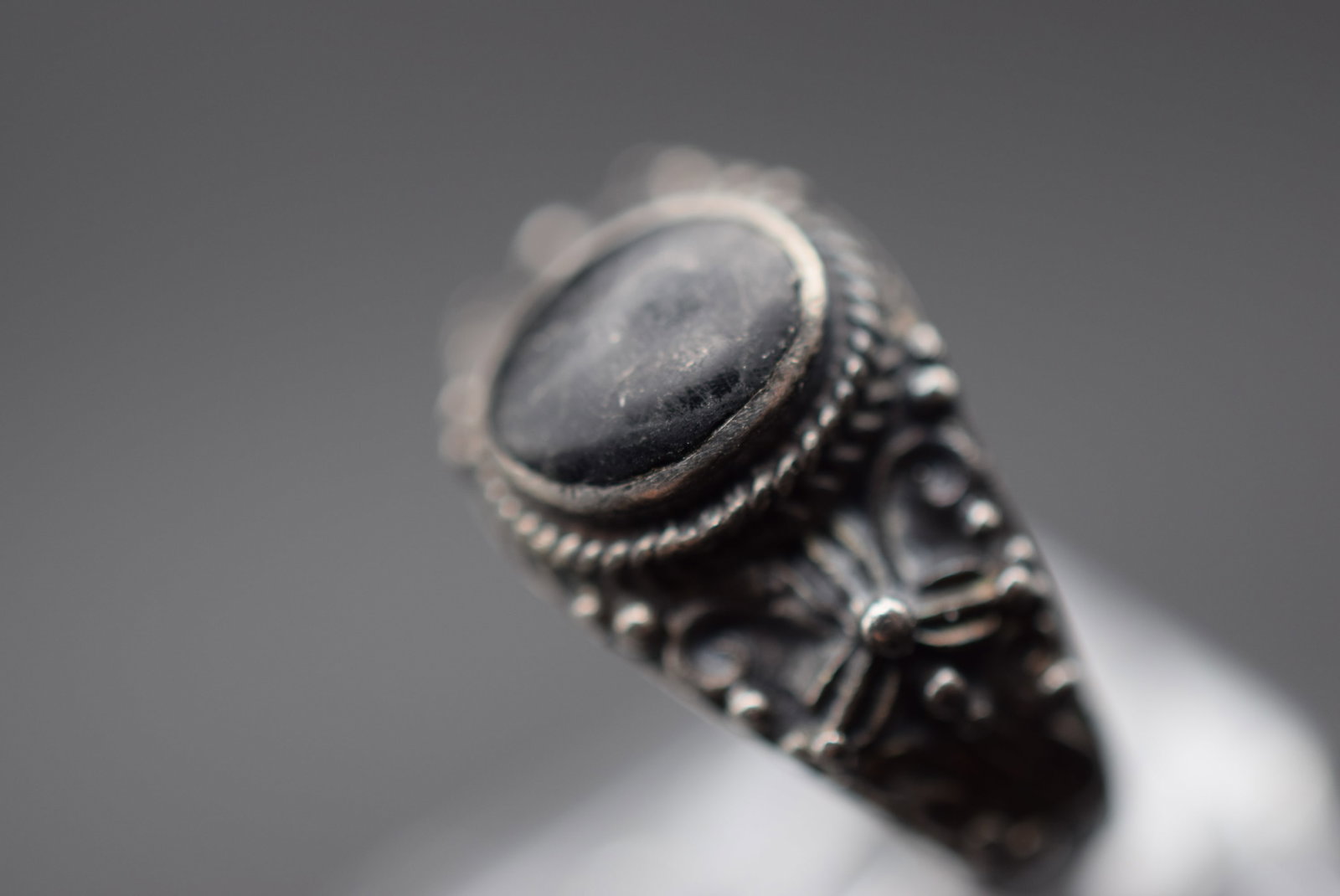 Repousse Sterling Silver 925 Vintage Ring size 6.25 Lot EH 237: Repousse Sterling Silver 925 Vintage Ring size 6.25 top measures 3/8" split in the shank at the bottom right through weighs 3.64 grams