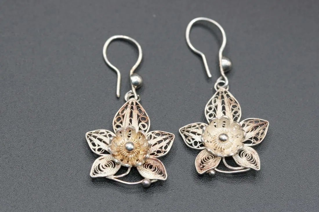 Filigree Sterling Silver 925 Pierced Tulip Dangle Earrings vintage .lot#242: Filigree sterling silver 925 Pierced Tulip Dangle Earrings vintage measures 1" x 3/4" plus the hook marked 925 on the back