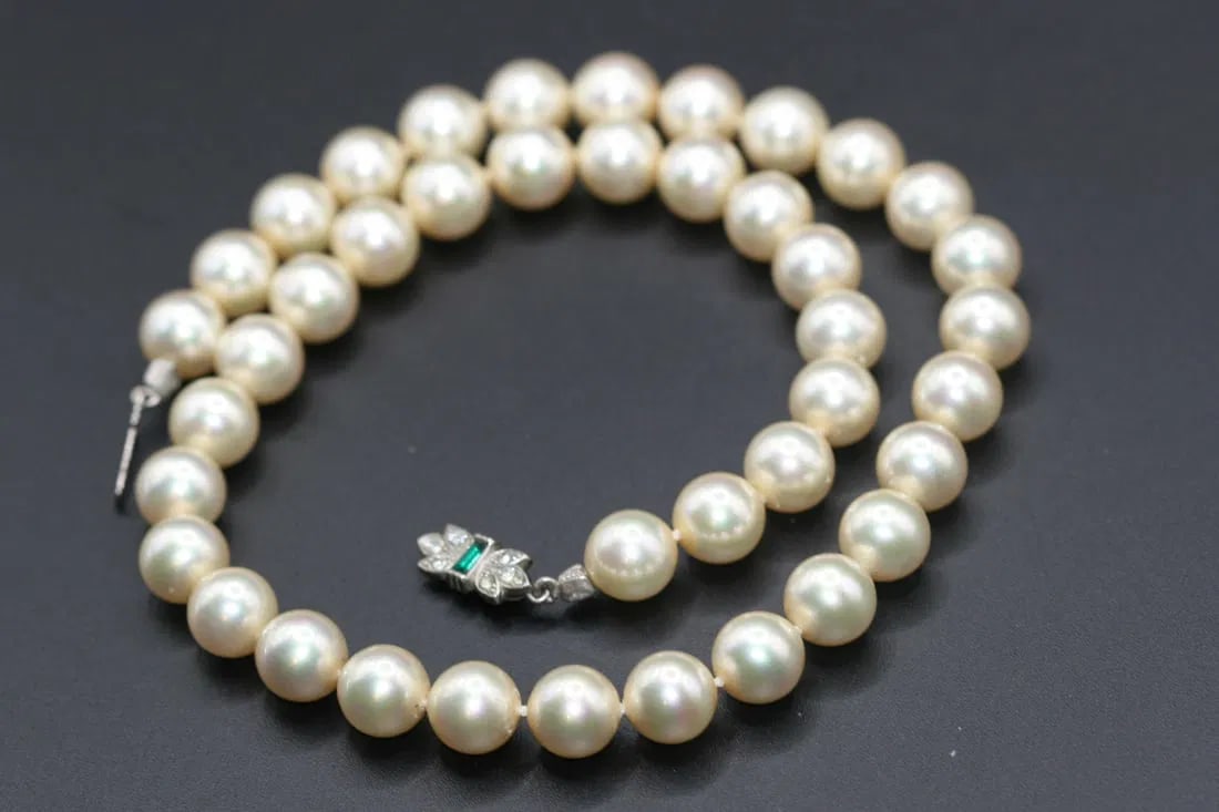 Pearl Necklace Emerald Green Rhinestone Baguette vintage clasp .lot#245: Glass Pearl Necklace Emerald Green rhinestone Baguette vintage clasp measures 16 1/2" long pearls are 10mm