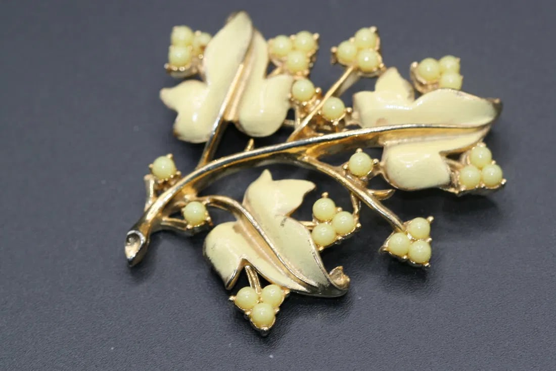 Coro Enamel Yellow Leaf 1940's Brooch Pin Vintage Signed .lot#249: Coro Enamel Yellow Leaf 1940's Brooch Pin Vintage Signed measures 2 1/2" x 2" signed Coro on the back very old rare brooch